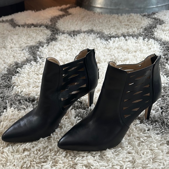 Adorable fine leather cut out booties - Picture 1 of 7
